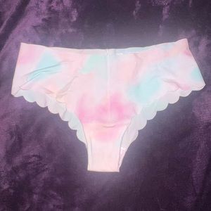 Scalloped tye dye